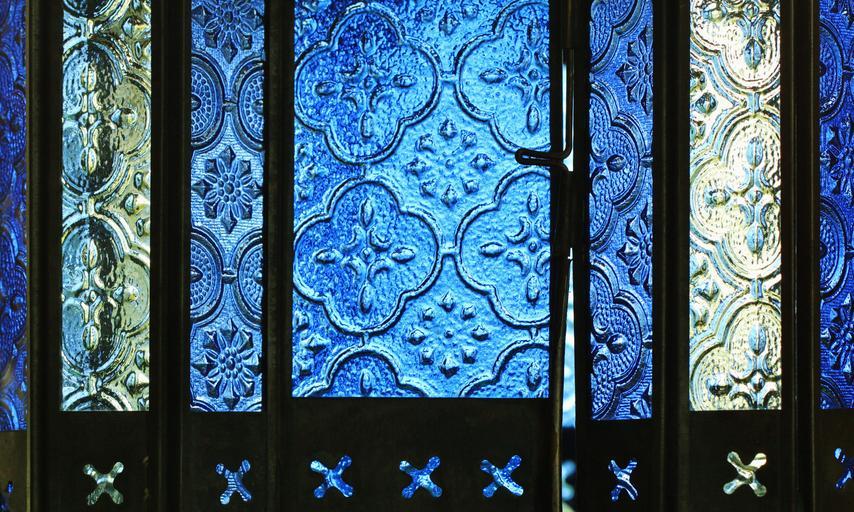 Okno s umeleckými vitrážami z bieleho a modrého skla.jpg
