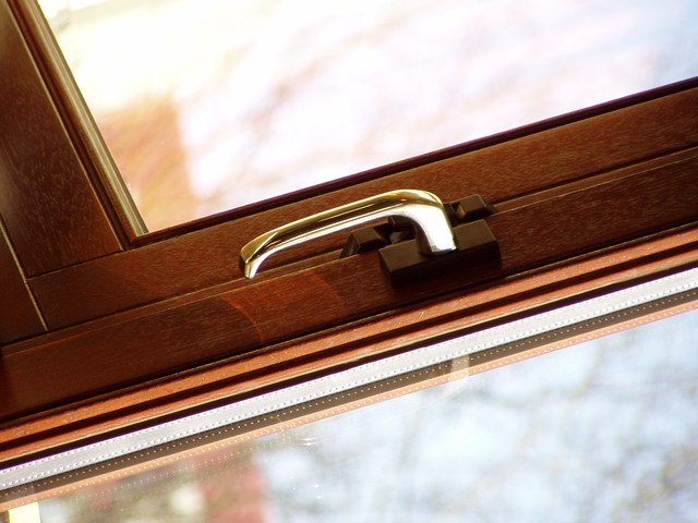 Detail na kľučku na sklenených dverách s dreveným rámom.jpg
