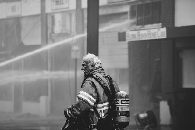 starší pán hasič